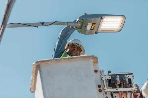 Alcaldía del DN instaló más de 10 mil luminarias LED y construyó 21,469 metros cuadrados de aceras en 2025