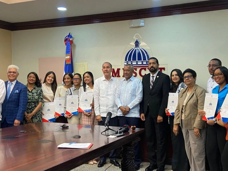 Gobierno otorga 38,248 becas nacionales, 9,292 internacionales y 146,000 becas en lenguas extranjeras