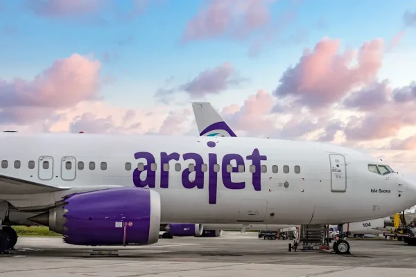 Arajet permitirá que menores hasta los 16 años viajen gratis esta Navidad