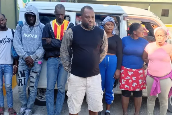 Ejército detiene conductor que transportaba a seis haitianos camuflados con mercancías en San Juan