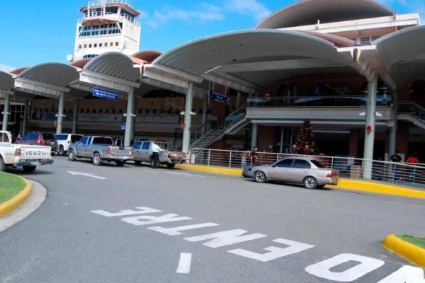 Detienen en Aeropuerto de Santiago a cuatro hombres vinculados a red de narcotráfico entre ellos un militar