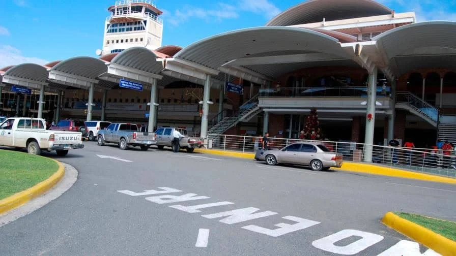 Detienen en Aeropuerto de Santiago a cuatro hombres vinculados a red de narcotráfico entre ellos un militar
