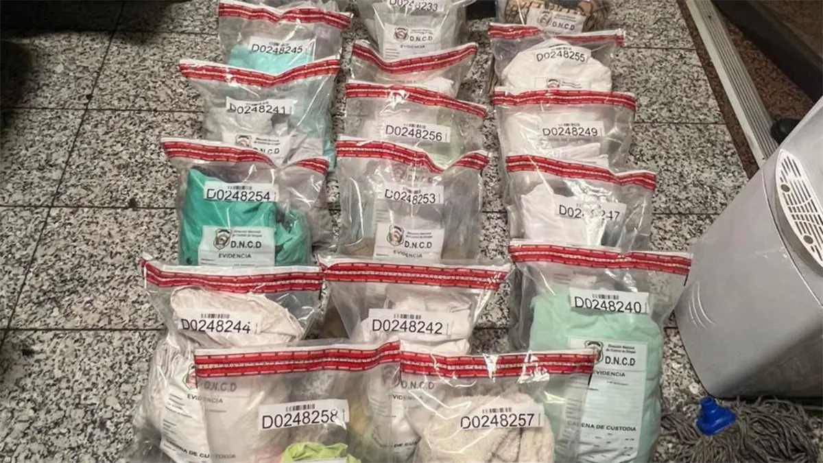 DNCD interviene francés con 55 prendas de vestir impregnadas de presunta cocaína