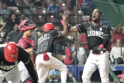 Jonrón de Lake mantiene a Leones invictos en primer lugar