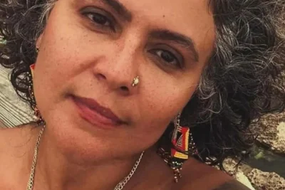 Imponen impedimento de salida a mujer que ultrajó el Himno Nacional con letras LGBTQ+