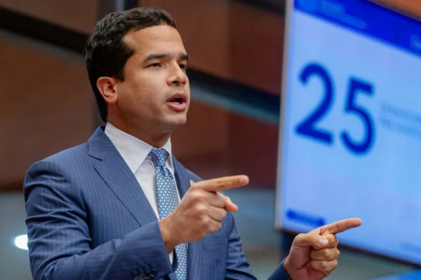 Omar Fernández pide revisión del Presupuesto 2026 por alto gasto corriente y endeudamiento