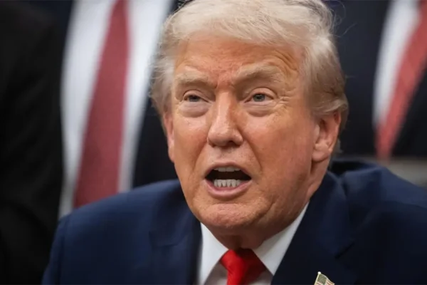 Gobierno de Trump restringe atención médica para menores transgénero