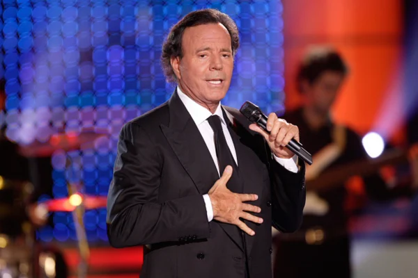 Julio Iglesias dice a Hola que todo se va a aclarar y su entorno cercano niega los hechos
