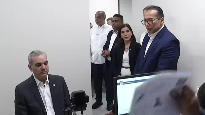 Abinader y Raquel Arbaje, primeros en recibir pasaporte electrónico