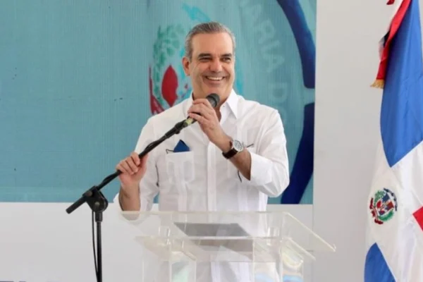 Abinader dice que 2026 será “el año de Samaná” durante inauguración de parque central