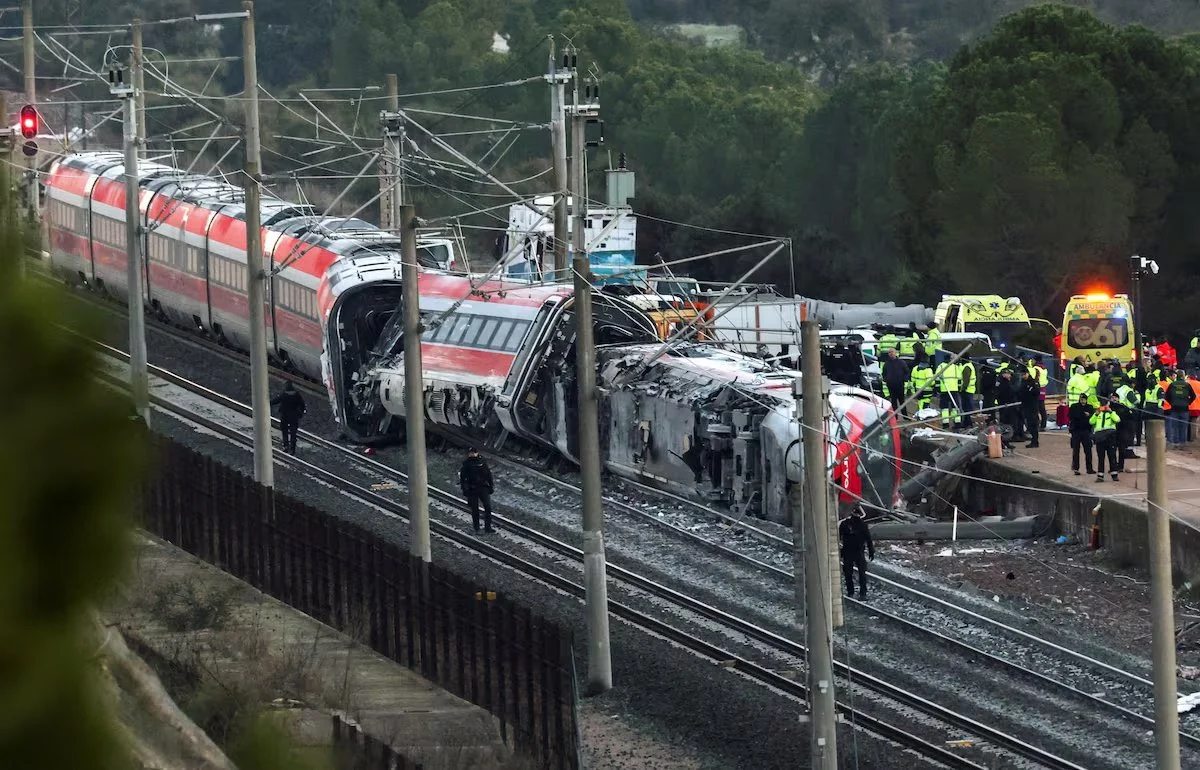 Se elevan a 39 los muertos en el accidente de trenes el domingo en España