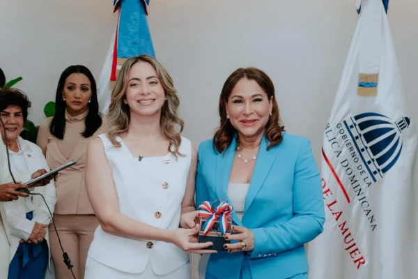 Gloria Reyes asume como ministra de la Mujer