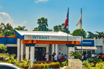 Presidente Abinader inicia cambios en el tren gubernamental: designa a general Juan Manuel Méndez en INTRANT
