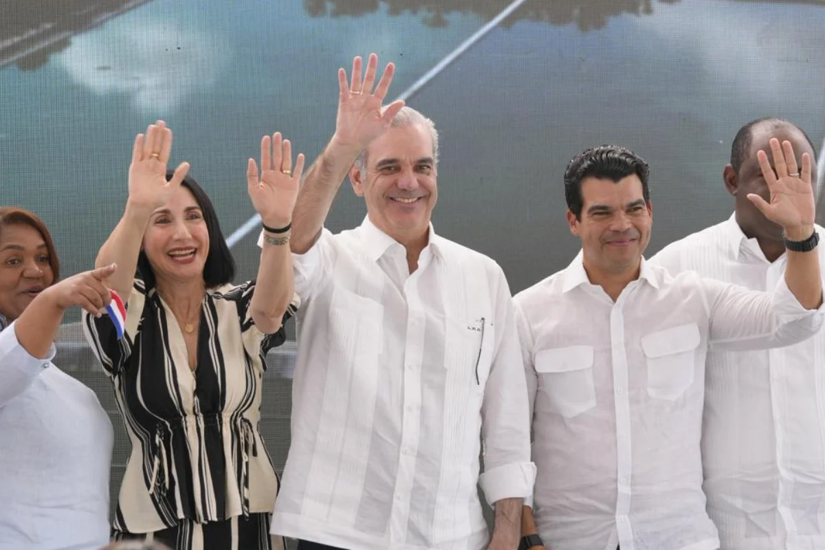 Abinader y Wellington Arnaud inauguran obras de agua y saneamiento en San Juan