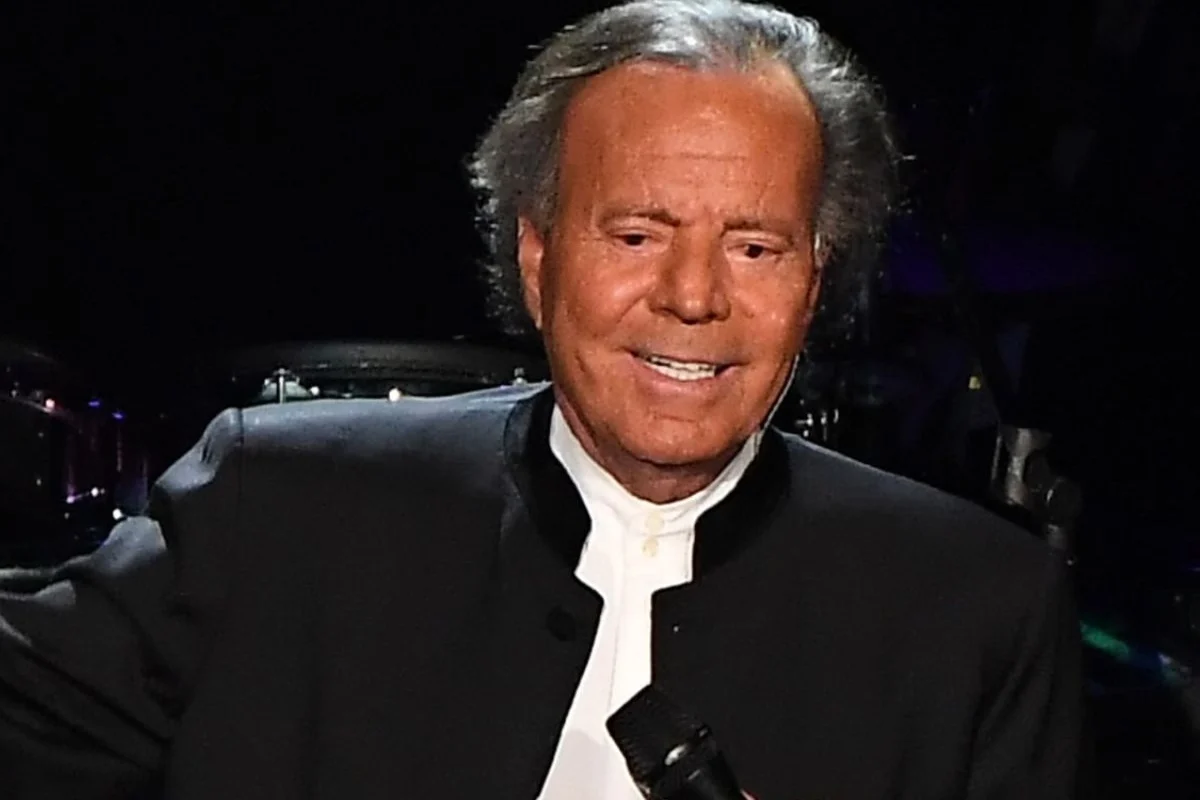 Dos extrabajadoras denuncian presuntos casos de acoso y agresión sexual contra Julio Iglesias