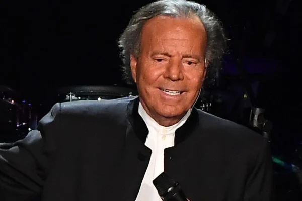 Dos extrabajadoras denuncian presuntos casos de acoso y agresión sexual contra Julio Iglesias