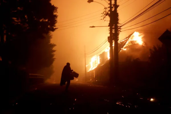 Al menos 16 muertos por una veintena de incendios forestales en Chile