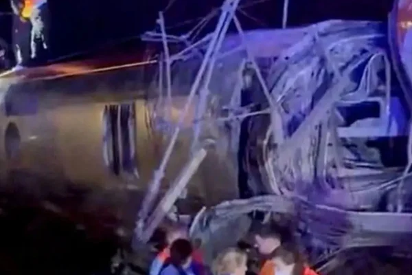 Al menos 21 muertos y decenas de heridos tras descarrilamiento de dos trenes de alta velocidad en Córdoba