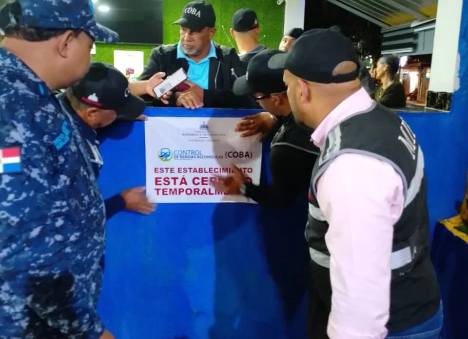 Autoridades cierran car wash en Loma de Cabrera tras muerte de extranjero