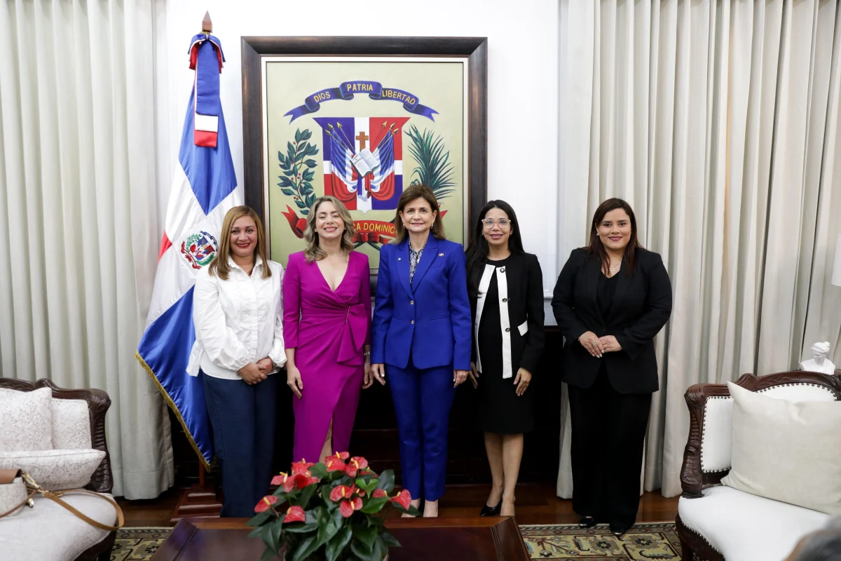 Raquel Peña posesiona a Gloria Reyes en el Ministerio de la Mujer