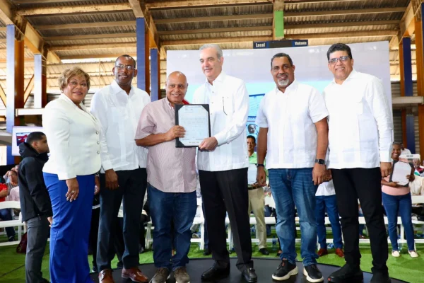 Abinader entrega 580 títulos de propiedad a familias del Distrito Nacional y otros sectores