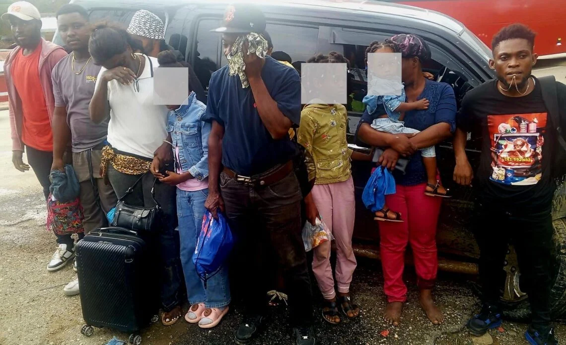 Ejército intercepta jeepeta con 11 haitianos indocumentados tras persecución en Navarrete