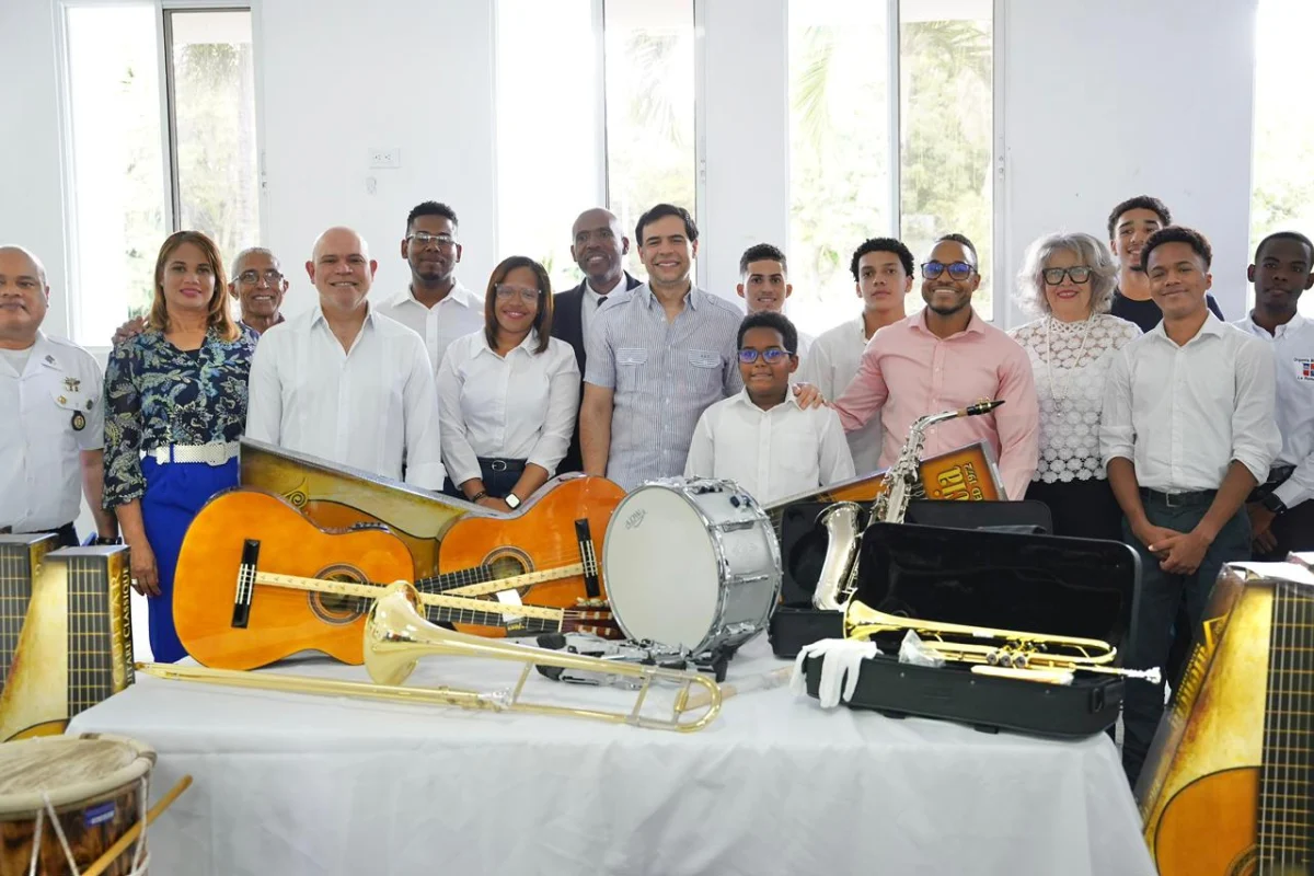 Roberto Ángel Salcedo desarrolla agenda cultural y entrega instrumentos musicales en La Romana