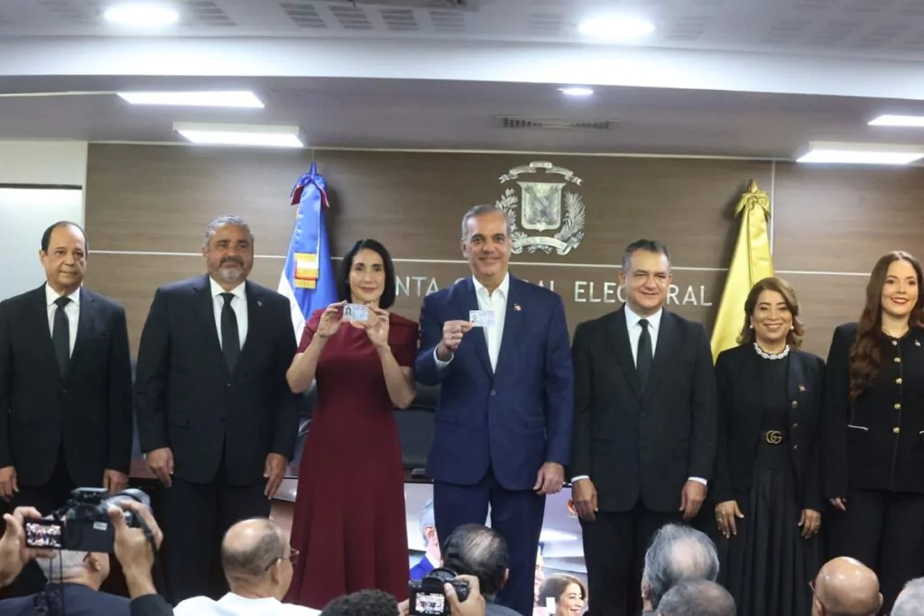 La JCE entrega la nueva cédula de identidad y electoral a Abinader y la primera dama