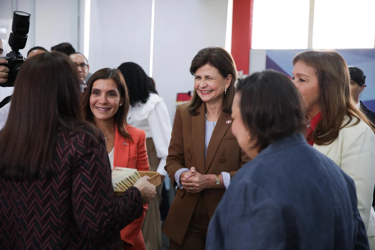 Raquel Peña y embajadora Leah Campos coinciden en la visión de Santiago como motor del desarrollo nacional