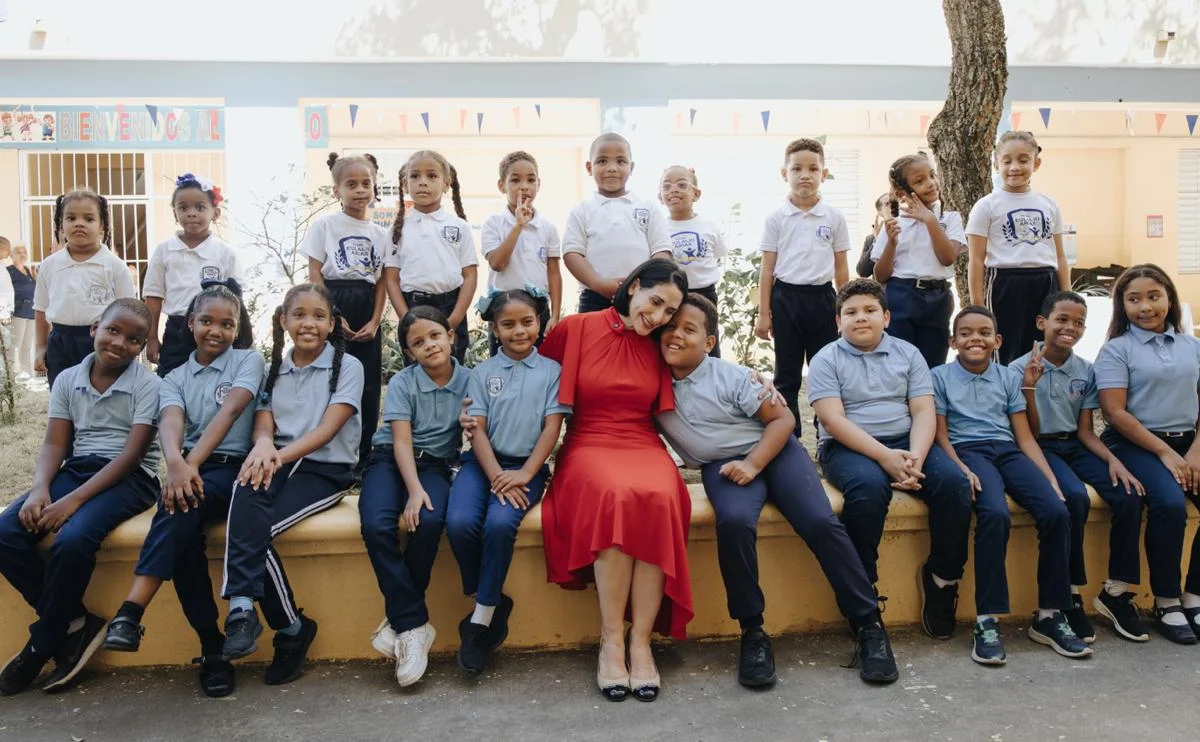 Primera dama imparte clase de Moral, Cívica y Ética Ciudadana en escuela de Cristo Rey