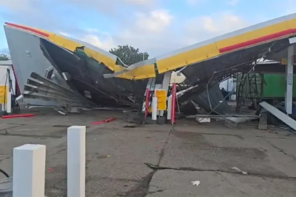 Conductor de patana impacta estación de combustible en Santiago