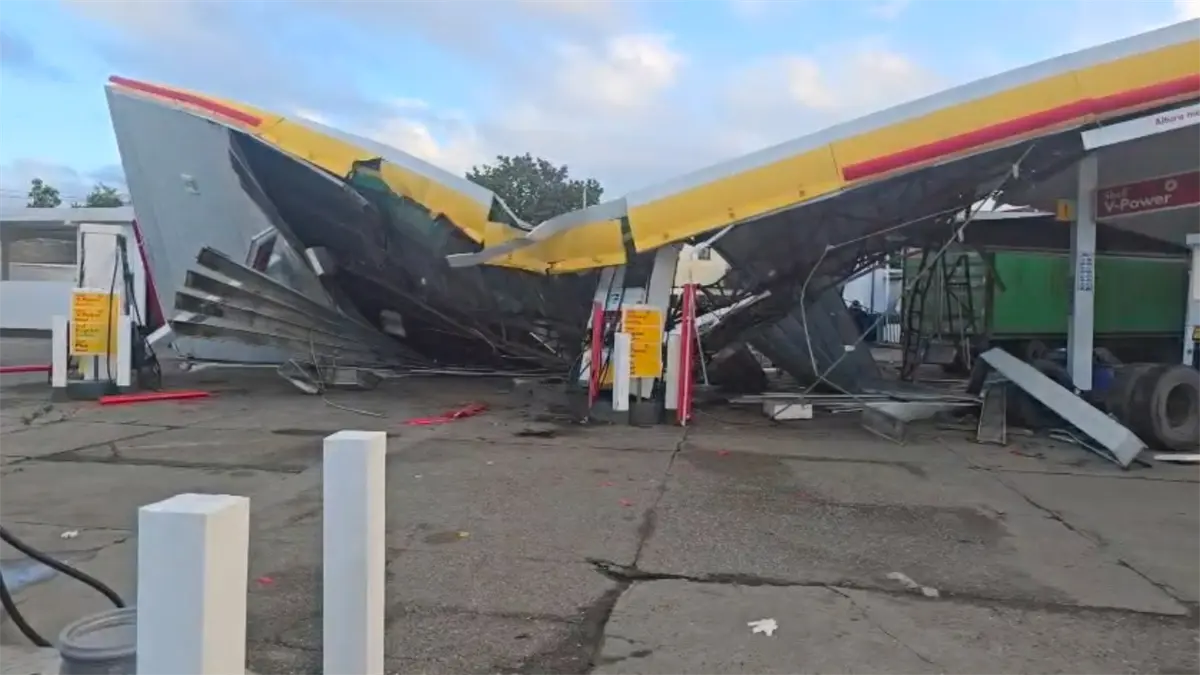 Conductor de patana impacta estación de combustible en Santiago