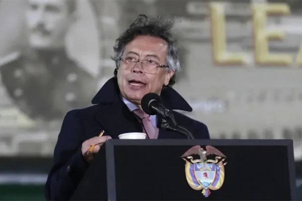 Petro amenaza con volver a tomar las armas para defender la soberanía de amenazas de Trump