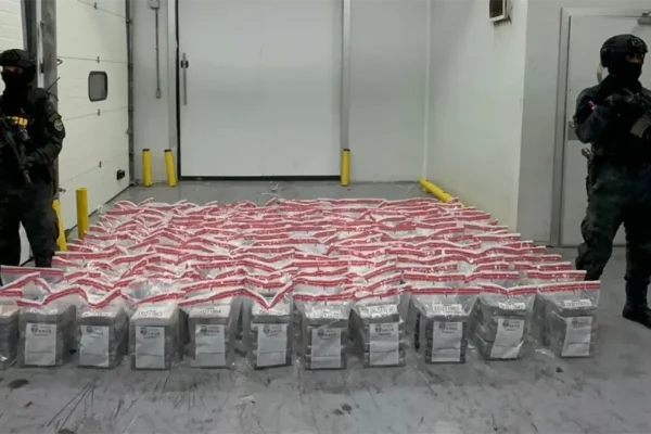 DNCD arresta hombre perseguido por alijo de 918 paquetes de cocaína