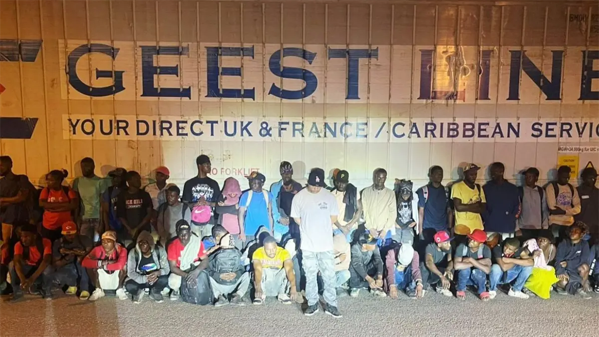 Detienen camionero ocultaba 52 haitianos indocumentados dentro de furgón en Mao