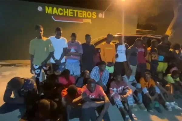 Ejército intercepta miniván con 30 haitianos indocumentados en Valverde