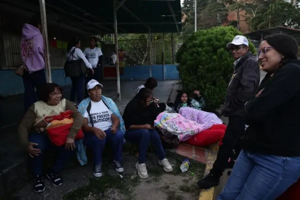 Al menos 24 presos políticos han sido liberados esta madrugada en Venezuela, según una ONG