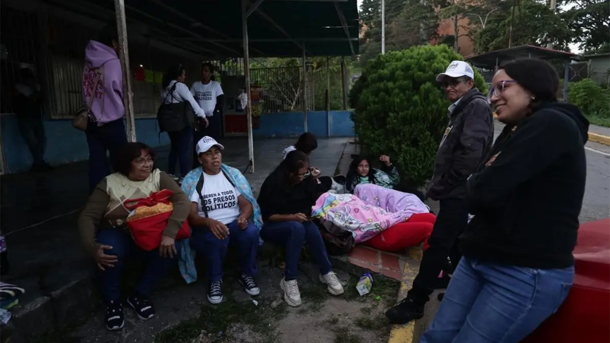 Al menos 24 presos políticos han sido liberados esta madrugada en Venezuela, según una ONG