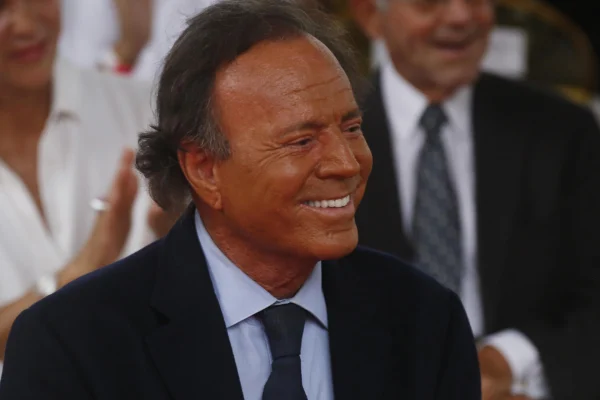 Dos exempleadas denuncian agresiones sexuales de Julio Iglesias, según medios en español