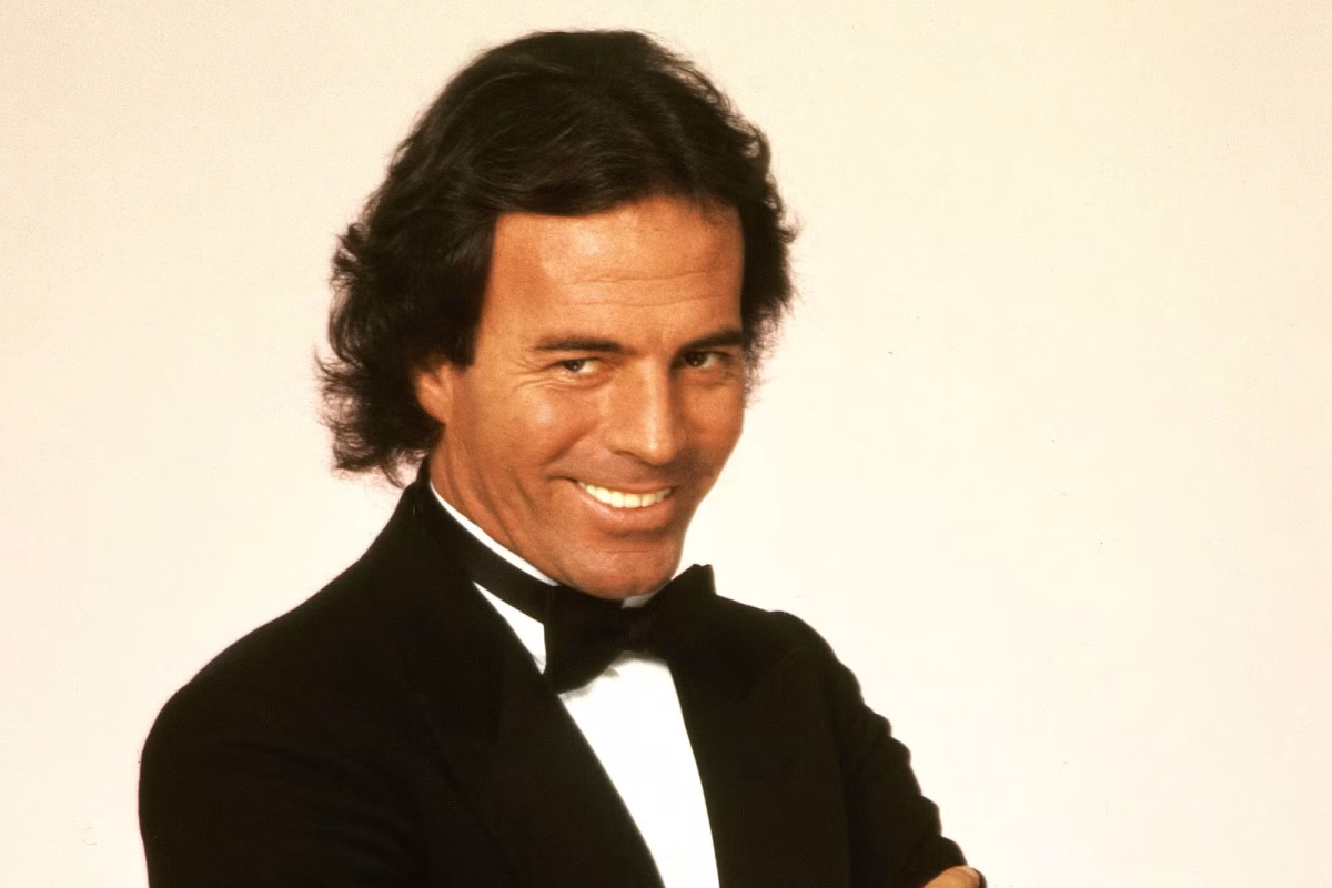 Julio Iglesias comparte mensajes de WhatsApp para defenderse de denuncias de agresión sexual
