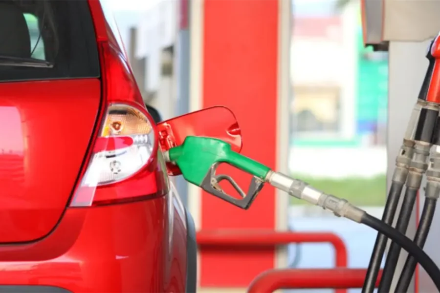 Gobierno congela precio de los combustibles