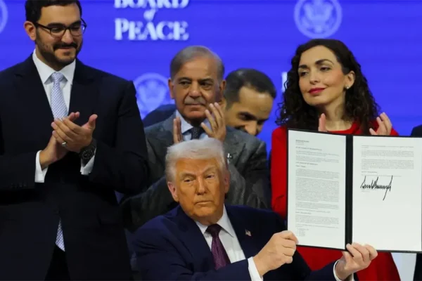 Trump firma acta de constitución de la Junta de Paz en Davos