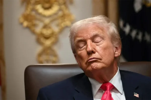 Trump dice que cierra los ojos en las reuniones con su gabinete porque son «aburridísimas»