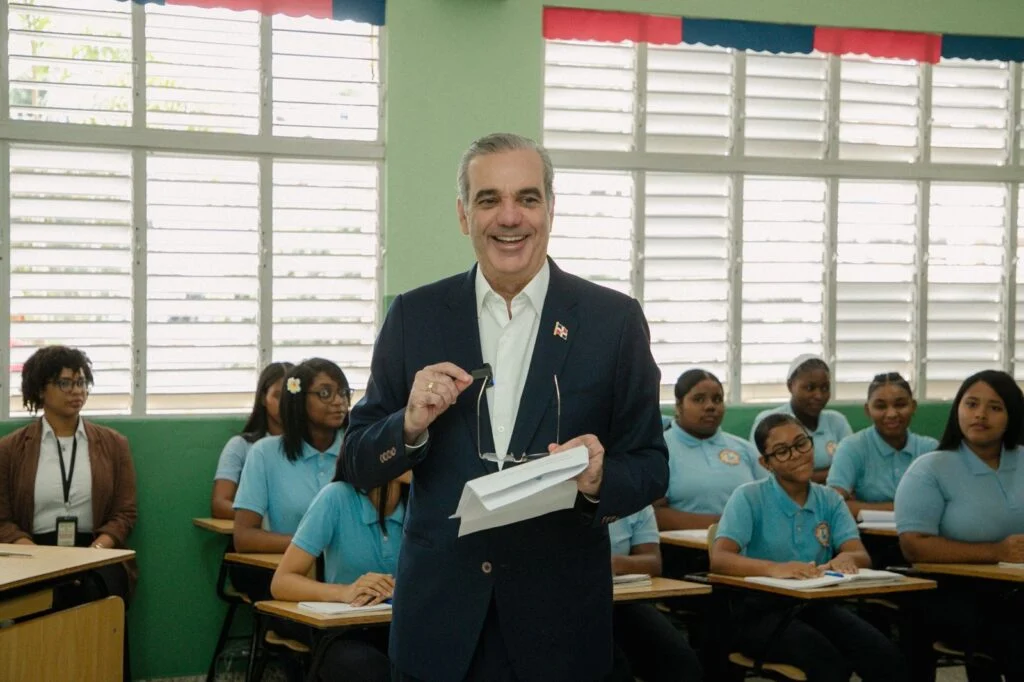 Abinader imparte clase de Educación Moral, Cívica y Ética Ciudadana en Liceo Germán Martínez
