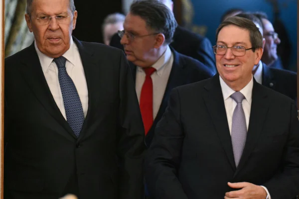 Canciller ruso reitera apoyo a Cuba al recibir a su homólogo cubano