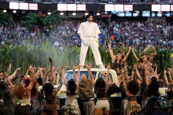 Republicanos piden multa y prisión para Bad Bunny por show del Super Bowl