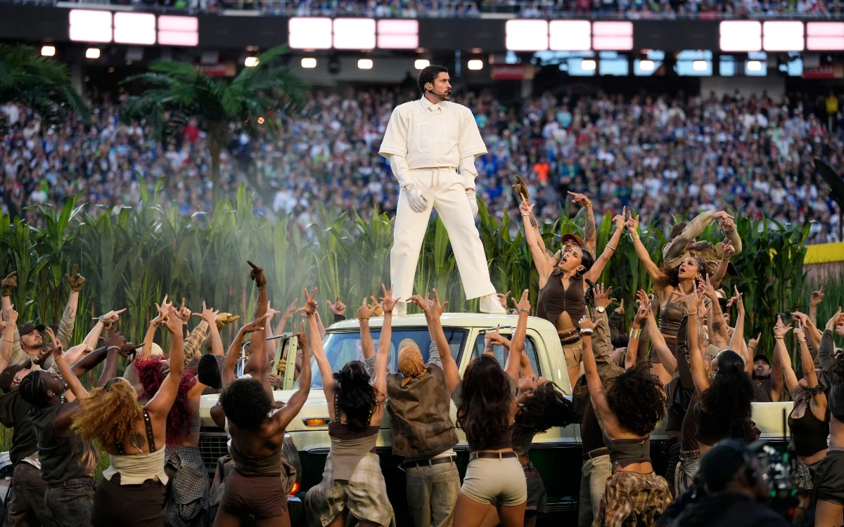 Republicanos piden multa y prisión para Bad Bunny por show del Super Bowl