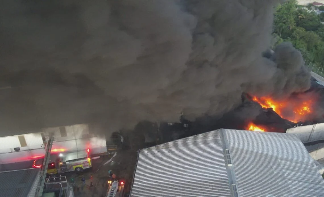 Drones del 911 y bomberos combaten incendio en empresa de plásticos de Haina