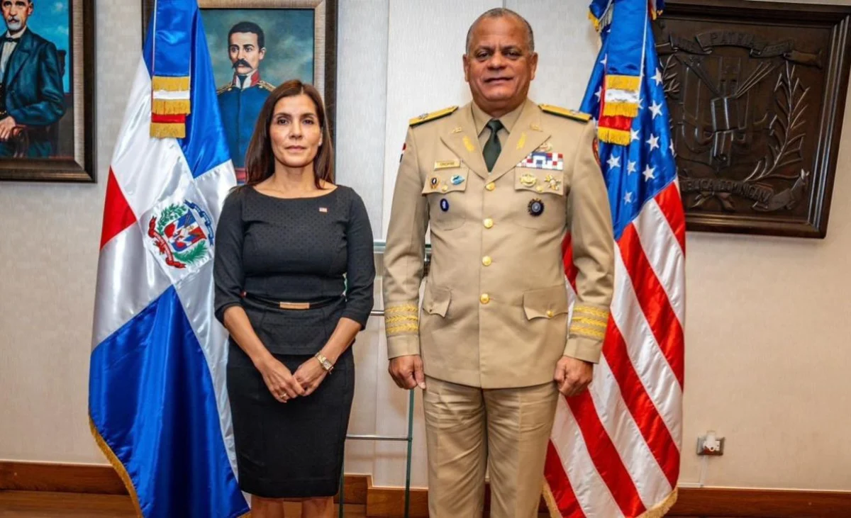 Embajadora de los Estados Unidos realiza visita oficial al ministro de Defensa