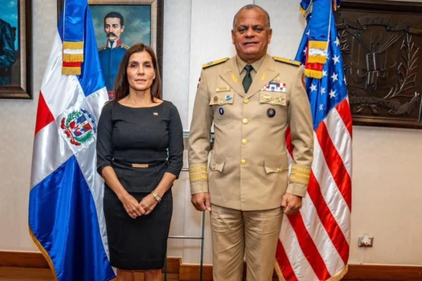 Embajadora de los Estados Unidos realiza visita oficial al ministro de Defensa